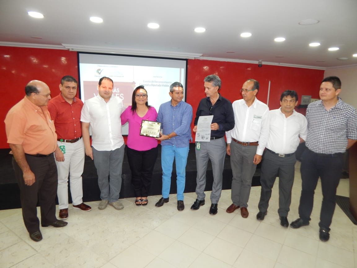 La alianza entregó el reconocimiento como Diputada Visible a Clara Vega. La acompañan todos los integrantes de la alianza.